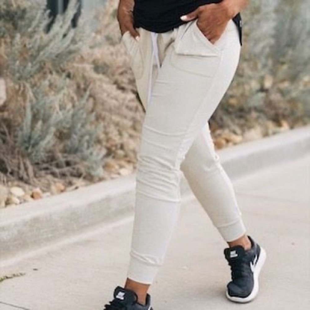 Zyia: Oatmeal Cozy Joggers (M) NEW!!